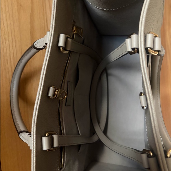 Authentic Louis Vuitton Turtledove Giant Monogram On the Go MM Tote - Picture 6 of 16